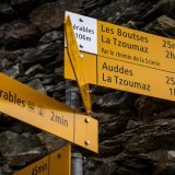 Des panneaux pour les sentiers de randonnees indiquent la direction de La Tzoumaz et d'Isérables